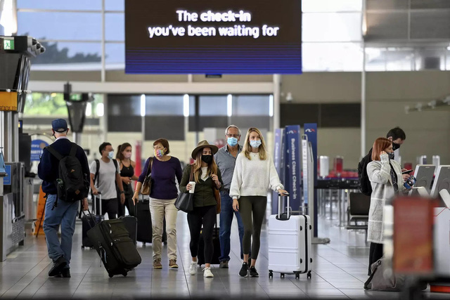 Hành khách tại sân bay quốc tế Sydney - Ảnh: Reuters